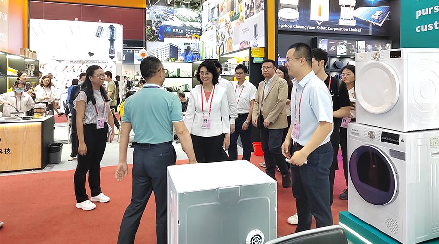 廣交會(huì)迎來大咖!江門市市長親臨金環(huán)電器展位參觀交流 廣交會(huì)迎來大咖!江門市市長親臨金環(huán)電器展位參觀交流
